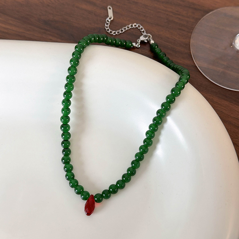 Vintage Fashion Look - Vintage groene kralenketting met rode druppel